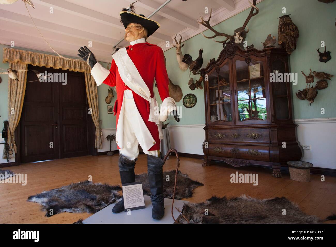 Letonia, al noreste de Letonia, Vidzeme, Región Costa Dunte, Break del Barón Karl von Munchausen, escritor de historias fantásticas, estatua de Munchausen Foto de stock
