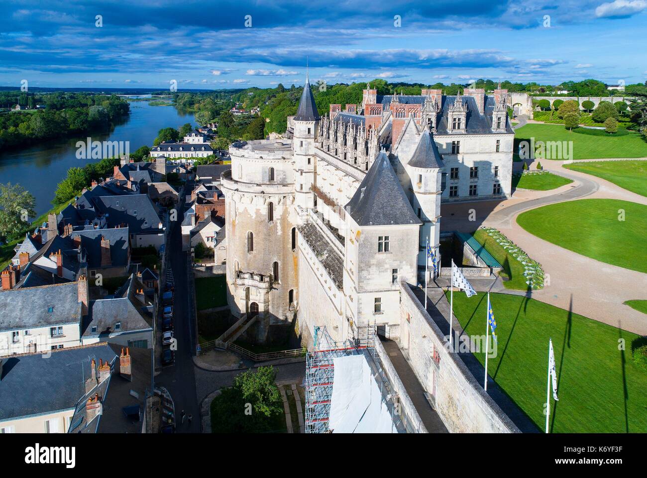 Francia, Indre et Loire, Valle del Loira catalogado como Patrimonio Mundial por la UNESCO, Amboise, el castillo medieval del siglo XV (vista aérea) Foto de stock
