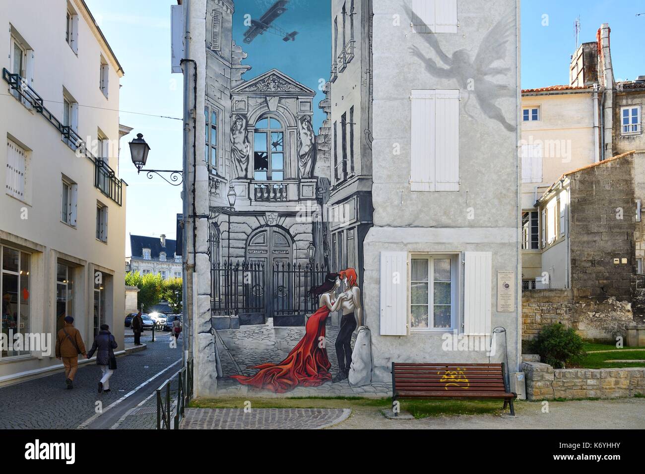 Francia, Charente, Angouleme, paredes pintadas a pie, St Andre square,  mural memorias del siglo xx de Yslaire Fotografía de stock - Alamy