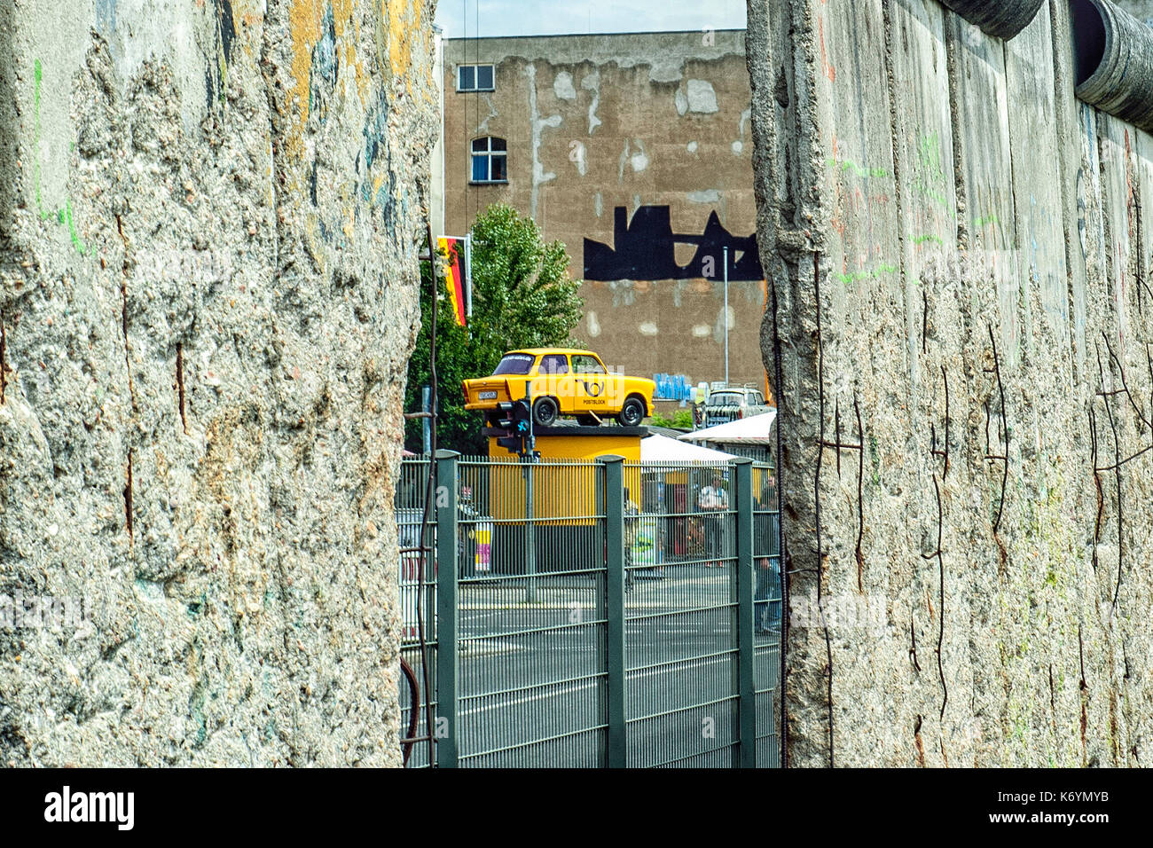 Alquilar un coche de Trabant para turistas, destaca una grieta del muro de Berlín que bordea la topografía del terror (topographie des terrores), en Berlín. Foto de stock