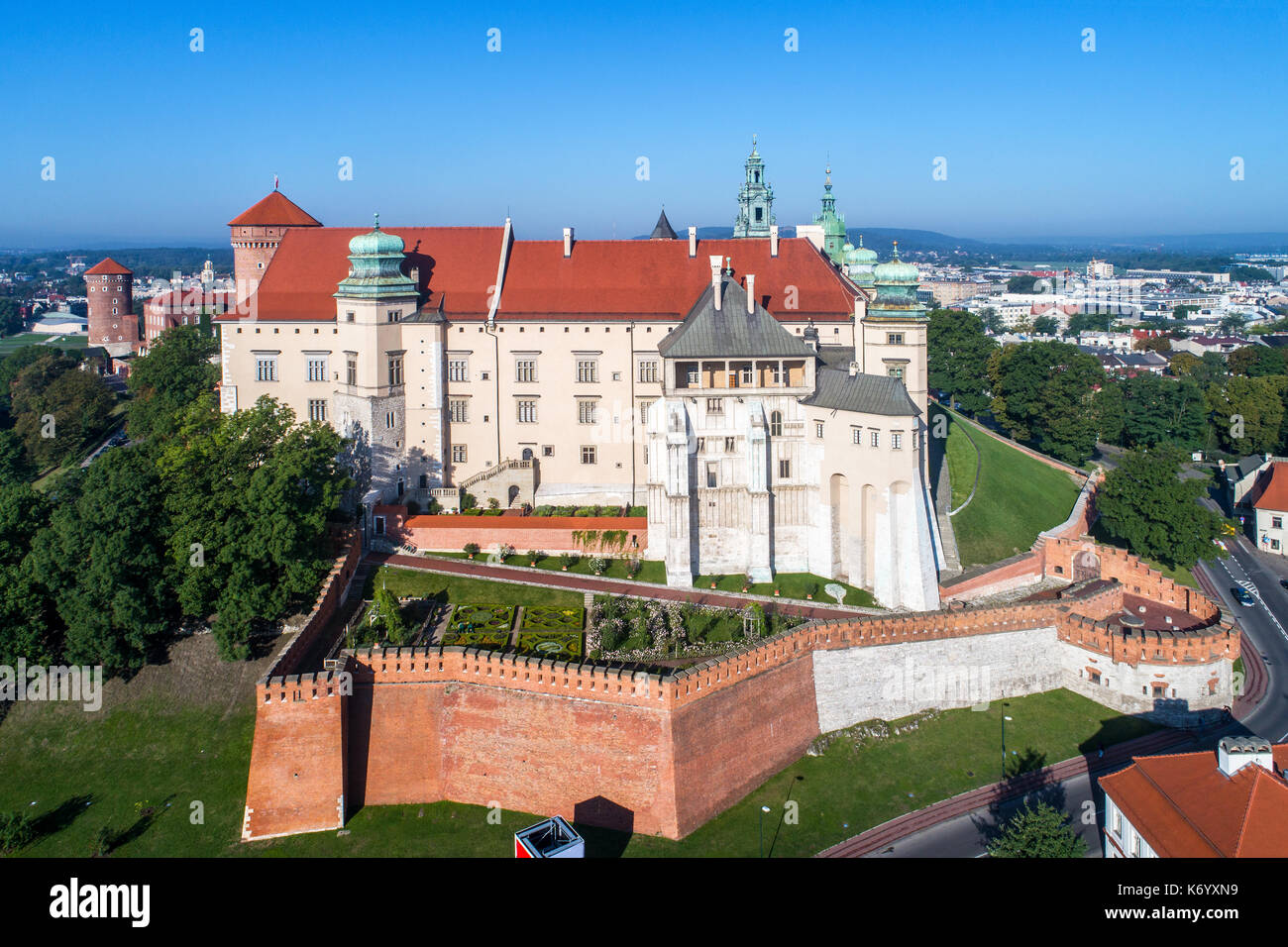 La histórica catedral y el castillo real de Wawel, en Cracovia, Polonia, con muros defensivos y un jardín. Vista aérea de la mañana. Foto de stock