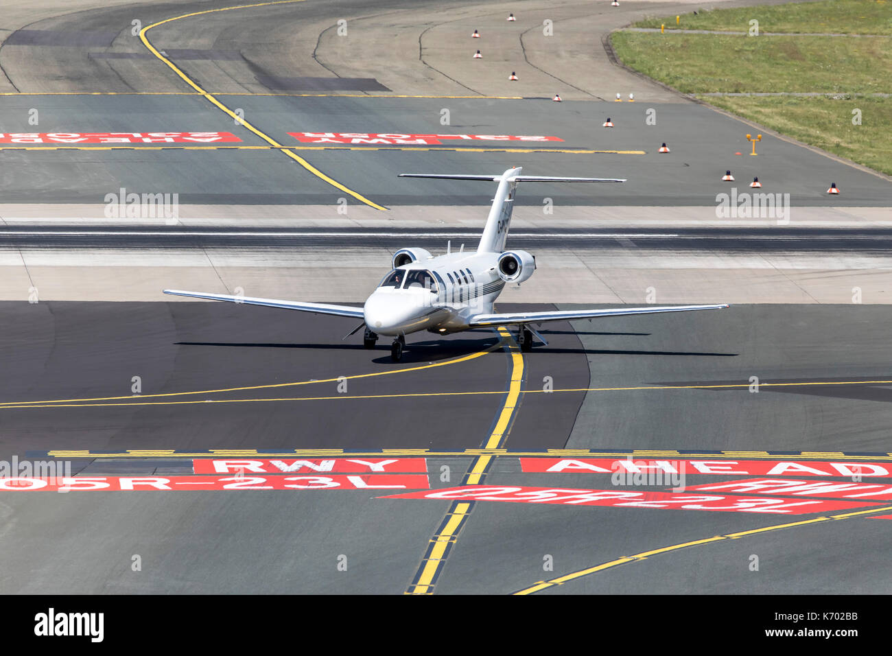 El aeropuerto internacional de DŸsseldorf, Alemania, Marca en la vía de taxis, señal, avión privado Foto de stock