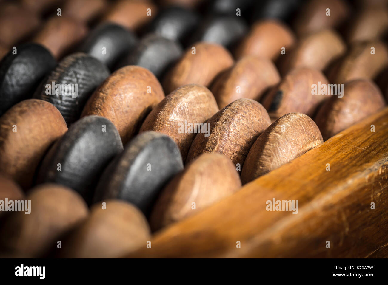 Viejo y olvidado de madera abandonada abacus cerca. Foto de stock