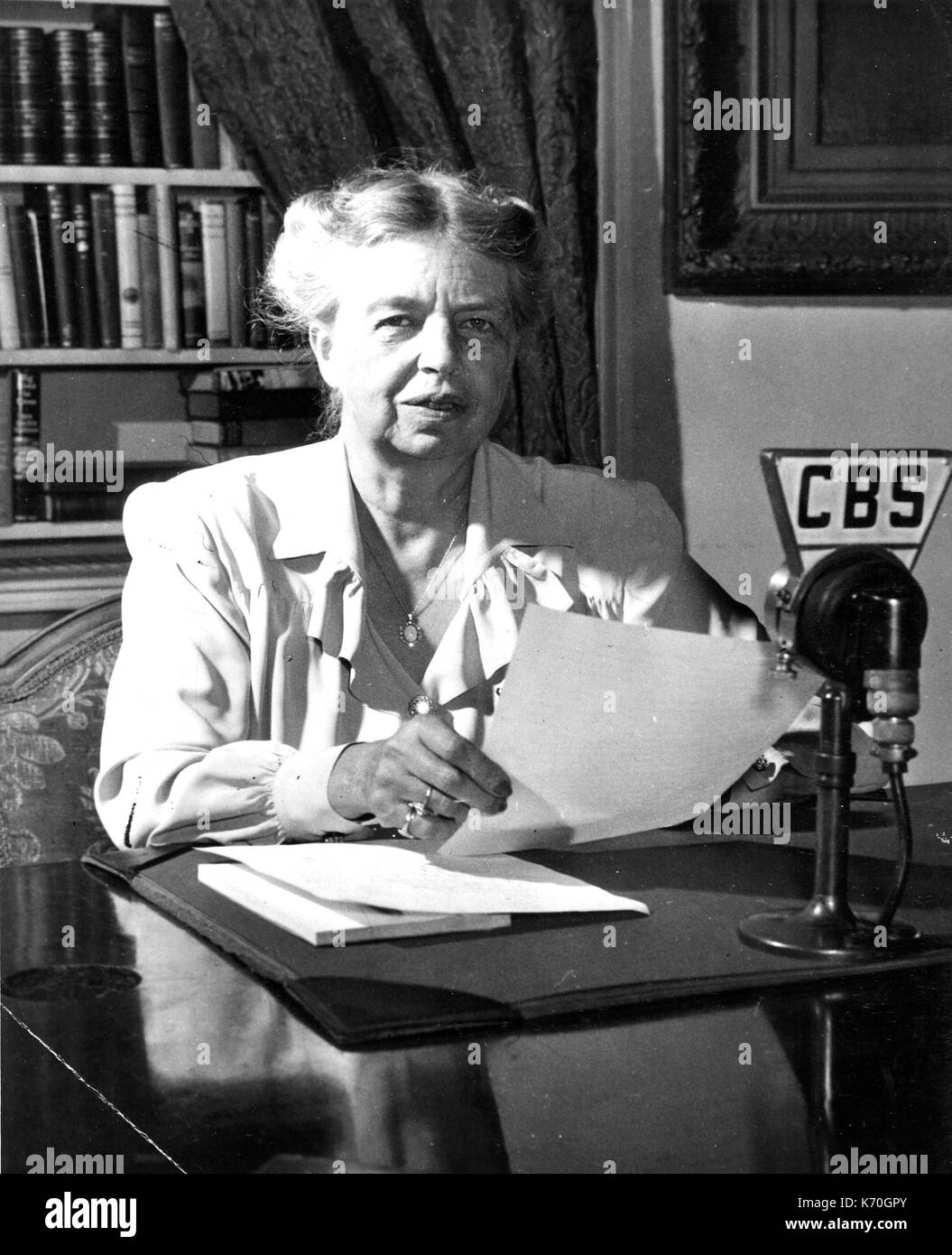 Eleanor Roosevelt haciendo un discurso de radio a la edad de 60 años. Washington, DC, 11 de octubre de 1944. Foto de stock