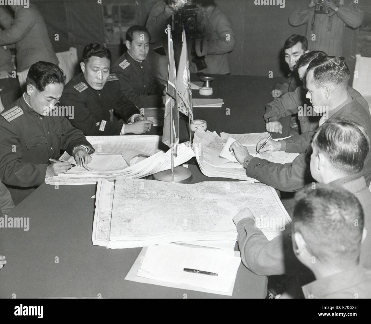Panmunjom, Corea - el Coronel James C. Murray, Jr., USMC (RT) y Col Chang Chun San, del ejército comunista de Corea del Norte (izquierda) mapas iniciales mostrando los límites norte y sur de la zona de demarcación, durante las conversaciones de alto el fuego. Foto de stock