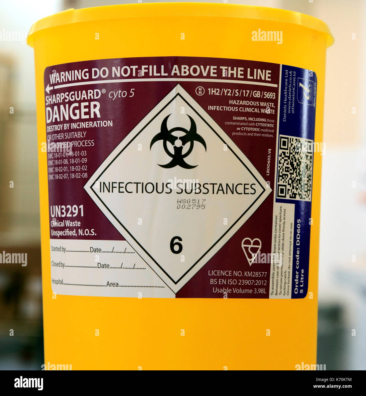 Las sustancias infecciosas, contenedor, salud, riesgo, destruir mediante incineración, hospital, médico, seguridad, Inglaterra, Reino Unido. Foto de stock