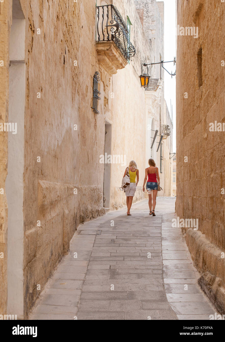 Las estrechas calles de la histórica ciudad amurallada de Mdina (Città Vecchia o Città Notabile) en Malta. Foto de stock