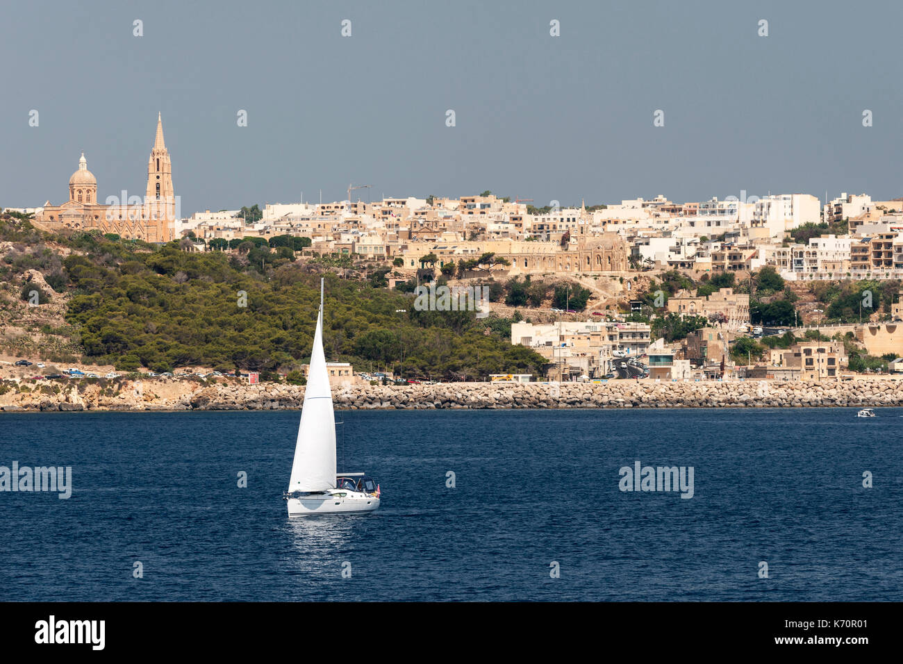 Barco Sailoing Mġarr y ciudad en la isla de Gozo en Malta. Foto de stock