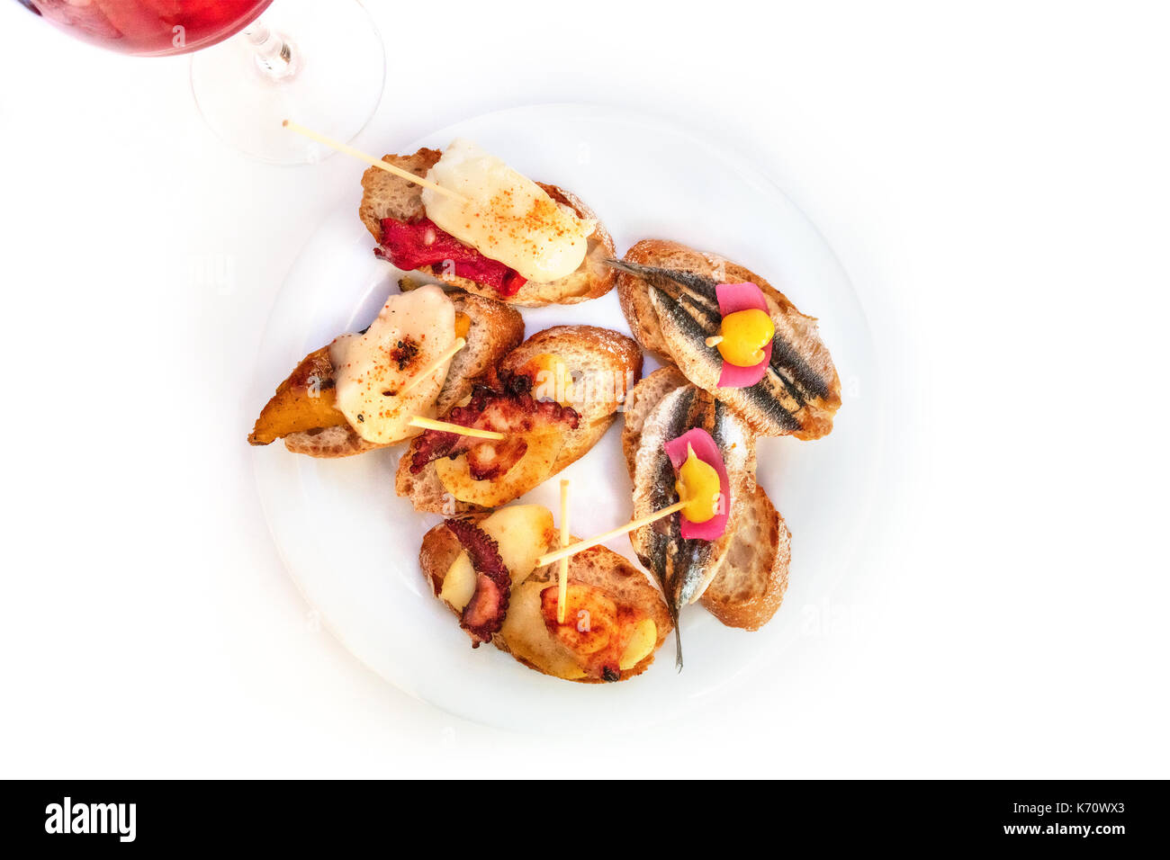 Tapas de mariscos españoles sobre un fondo blanco. Foto de stock