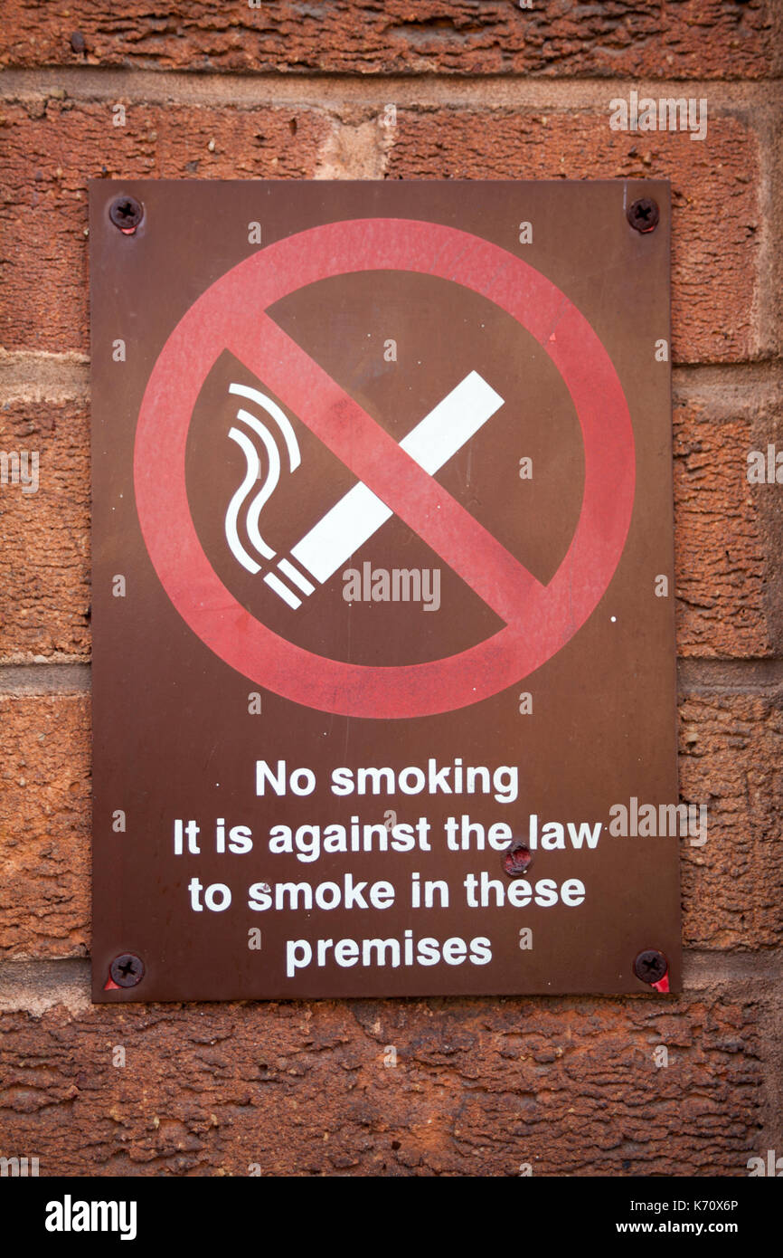 Prohibido fumar (PROHIBIDO FUMAR) cartel rojo diseñado como un cigarrillo  con prohibir fumar símbolo Fotografía de stock - Alamy