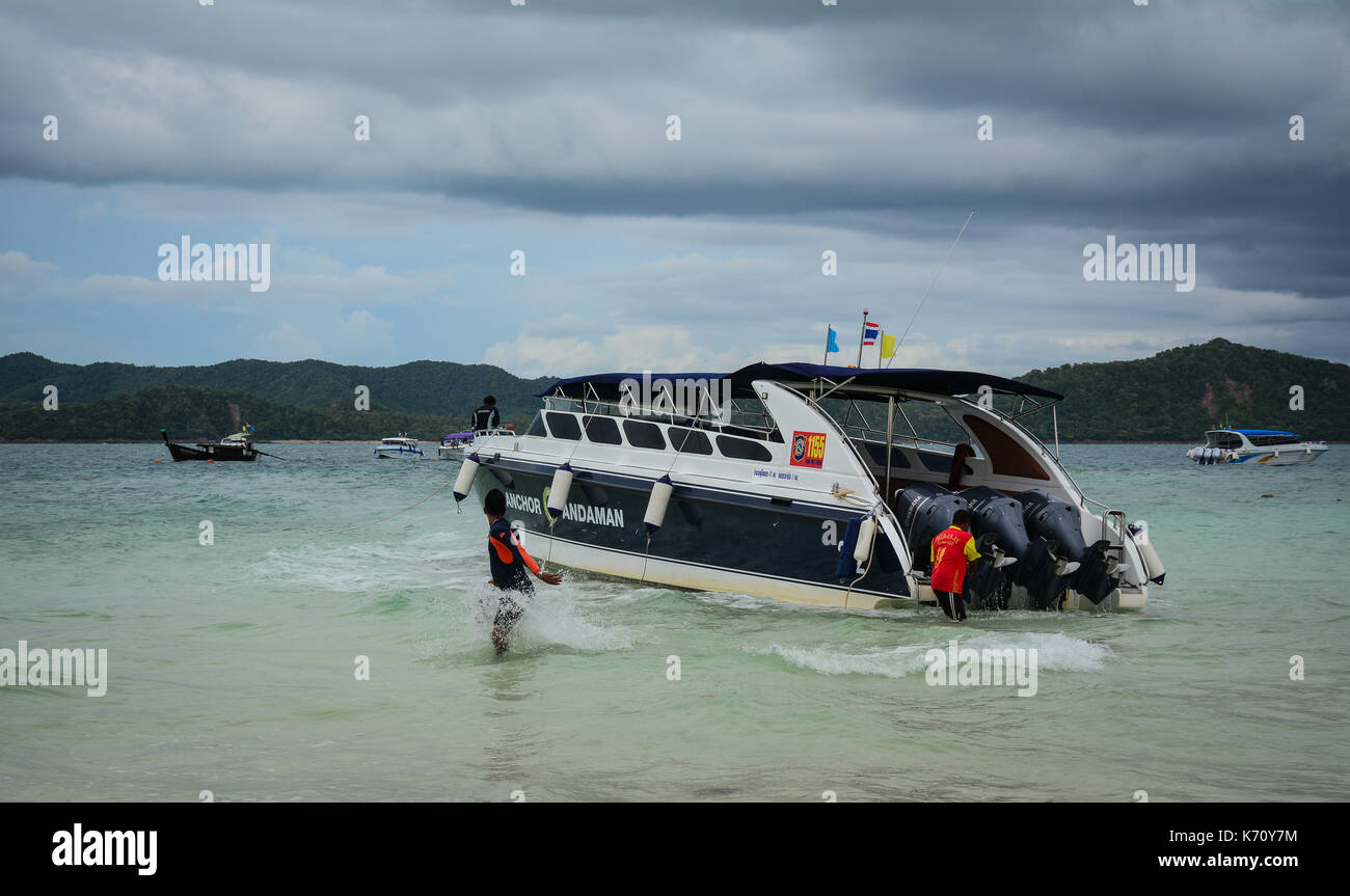 En Krabi, Tailandia - 20 jun, 2016. una lancha rápida a la espera de playa en Krabi, Tailandia. Krabi es famoso por sus vistas panorámicas y espectaculares playas e isla Foto de stock