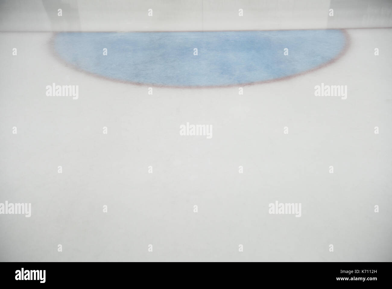 Línea de gol en la pista de patinaje de hockey sobre hielo. Foto de stock