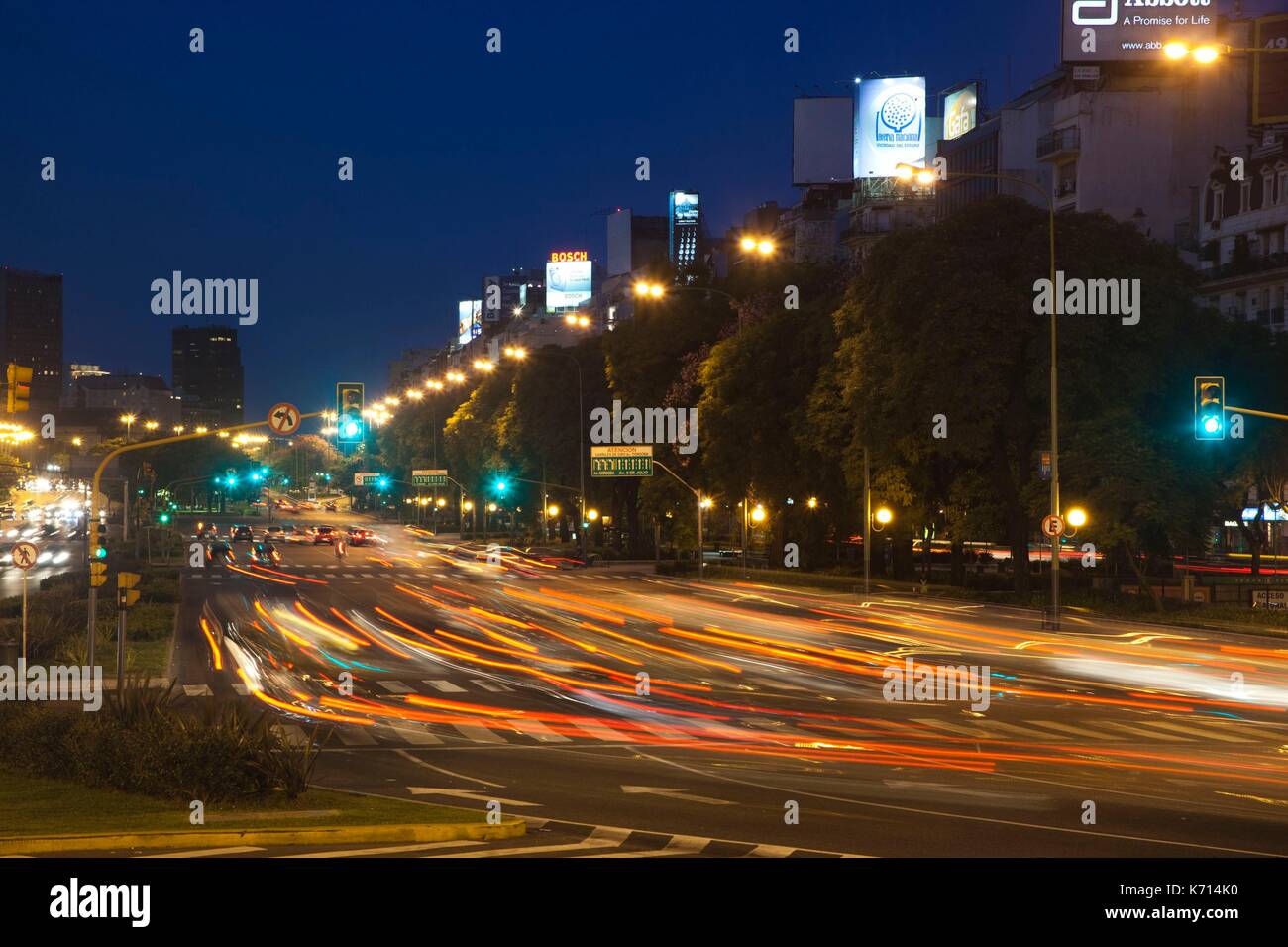 Argentina, Buenos Aires, el tráfico por la noche en la Avenida 9 de julio, cerca de la Plaza de la Republica Foto de stock