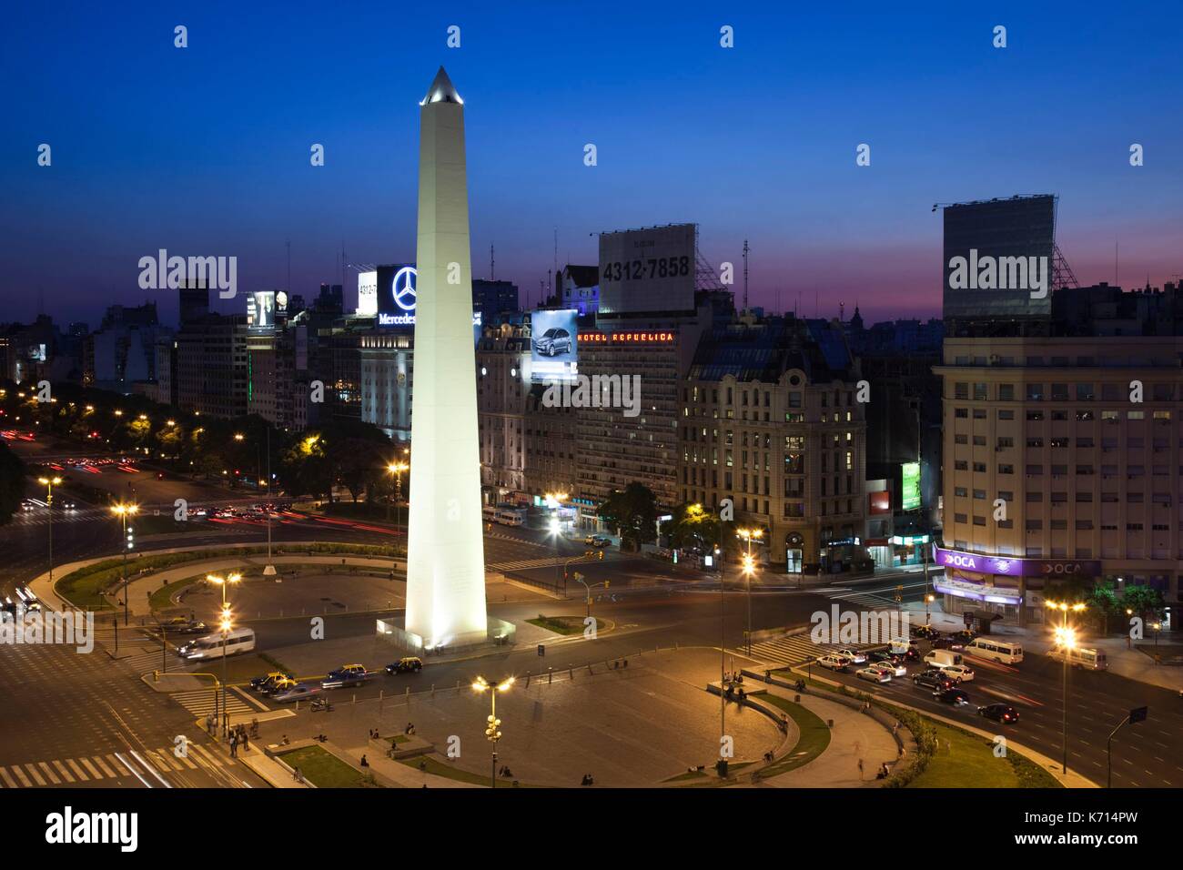 Argentina, Buenos Aires, El Obelisko, Plaza de la Republica, y Avenida 9 de julio, el símbolo de la Argentina, por la noche Foto de stock