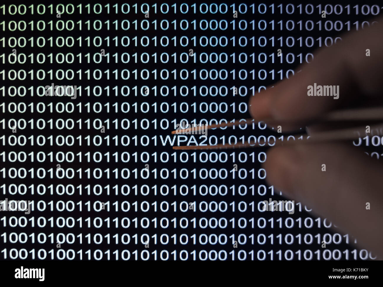 Código binario, hacker encuentra contraseña wireless wifi Foto de stock
