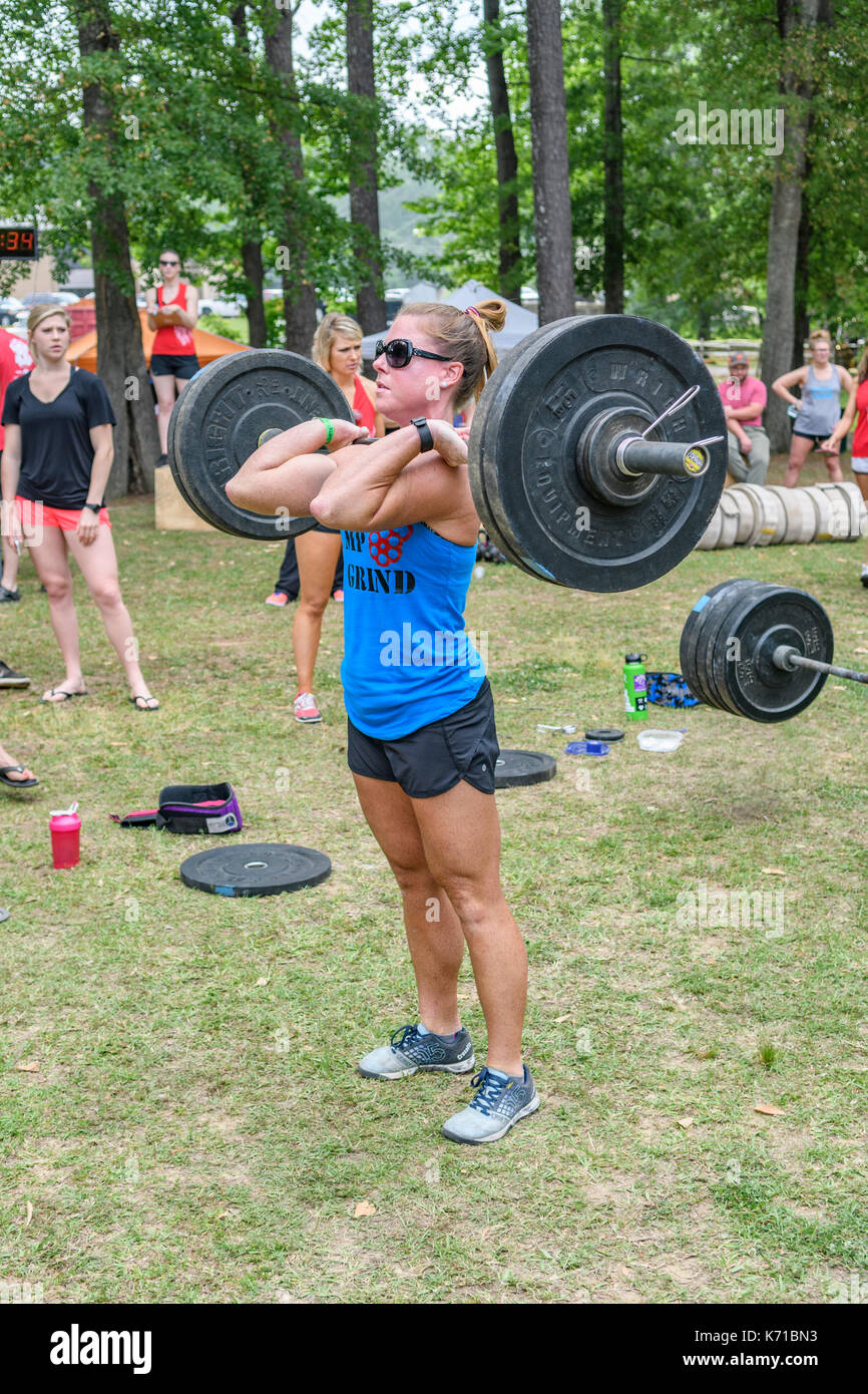 Mujer que compite en el combate en el gimnasio coosa desafío en wetumpka, Alabama, Estados Unidos, el levantamiento de pesas pesadas. Foto de stock