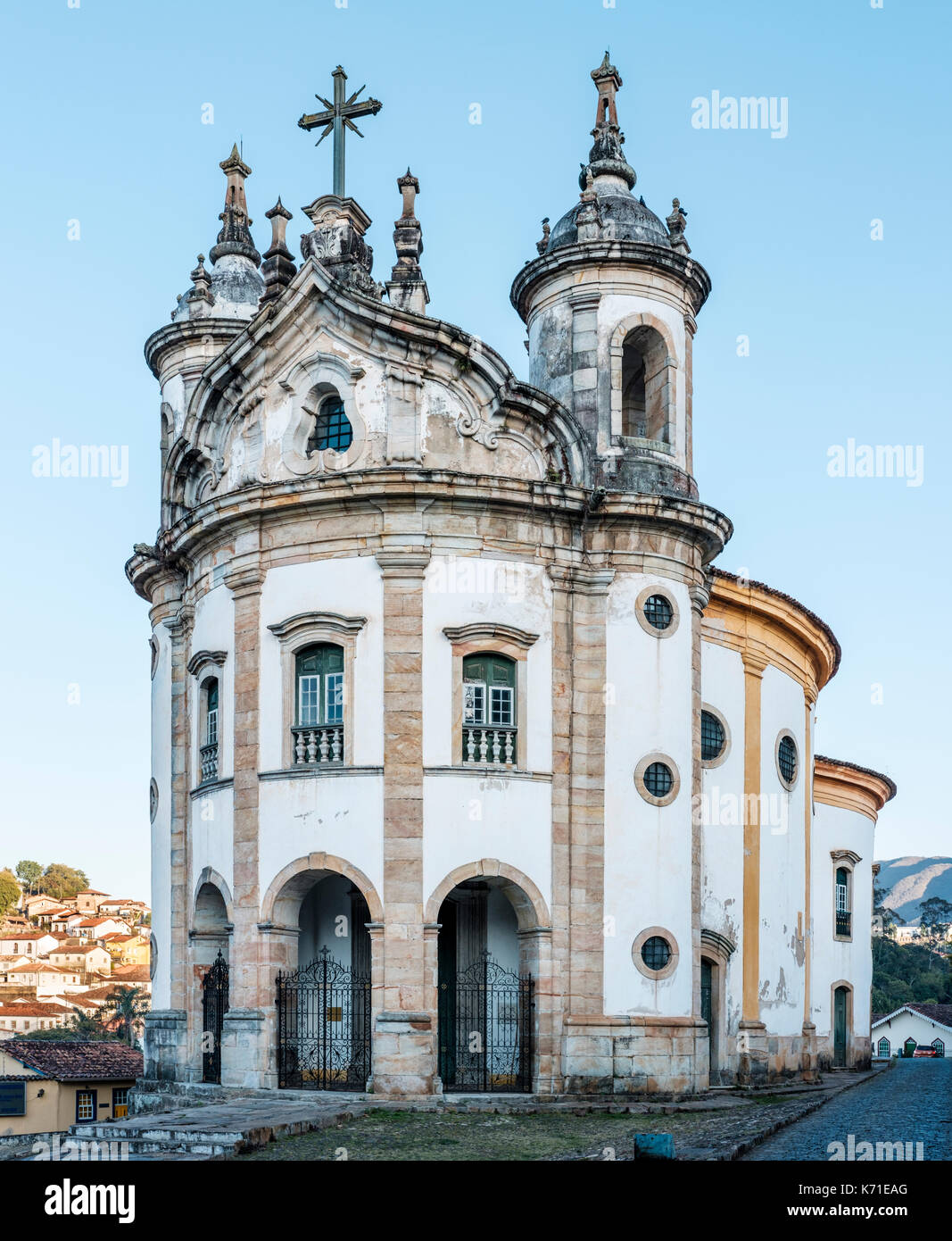 Fachada, Vista exterior de la Iglesia de Nossa Senhora do Rosario, ejemplo de arquitectura colonial y barroca en Ouro Preto, Minas Gerais, Brasil. Foto de stock