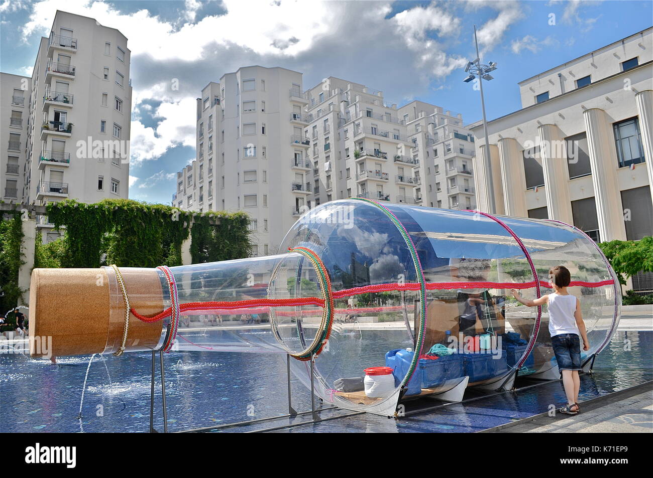 El artista francés abraham poincheval vive en una botella gigante, Villeurbanne, Francia Foto de stock