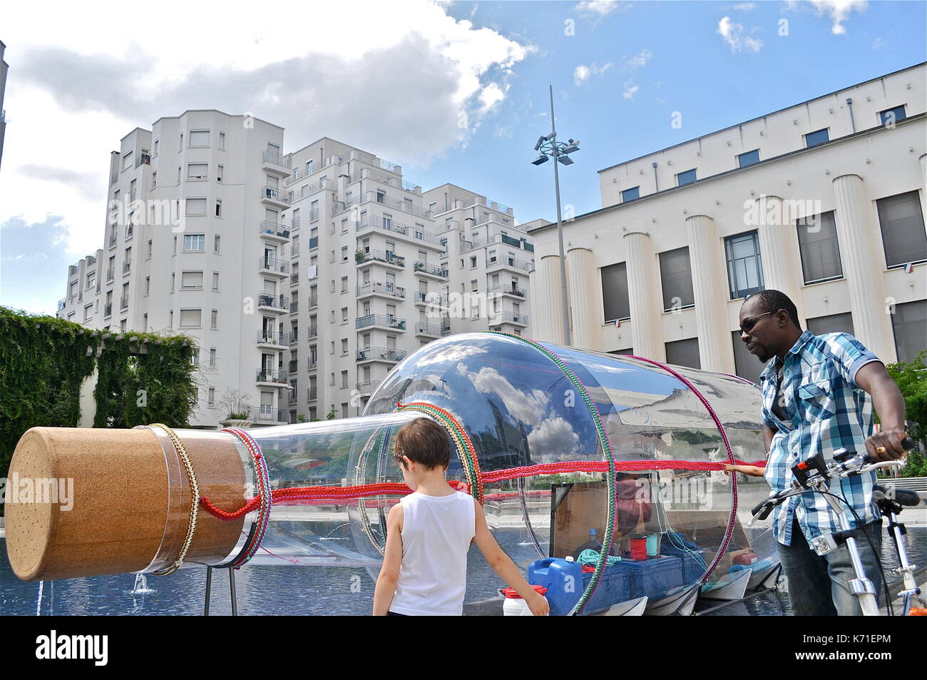 El artista francés abraham poincheval vive en una botella gigante, Villeurbanne, Francia Foto de stock