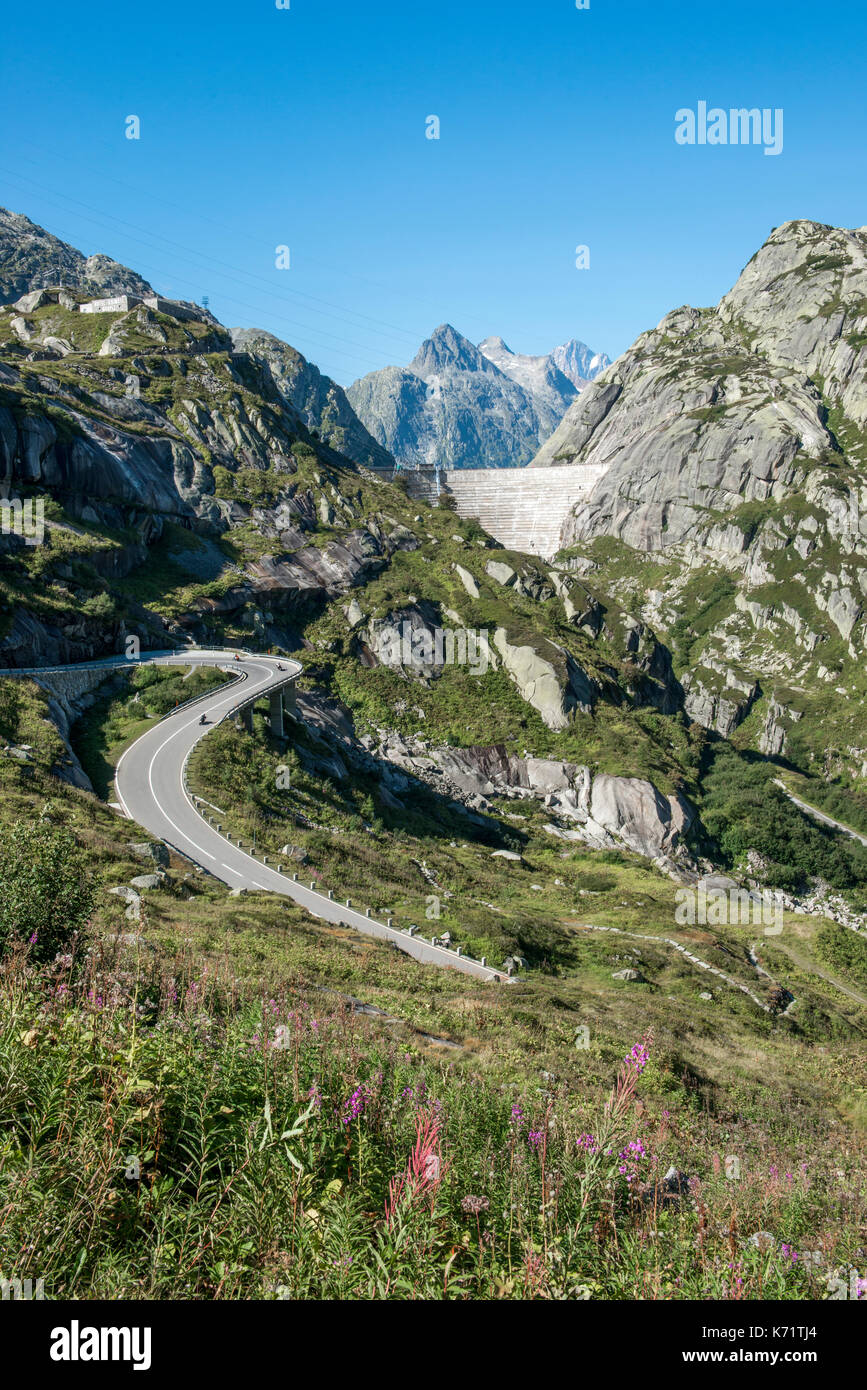 Carreteras y represas de hormigón grimselsee, lago grimsel, Suiza Foto de stock