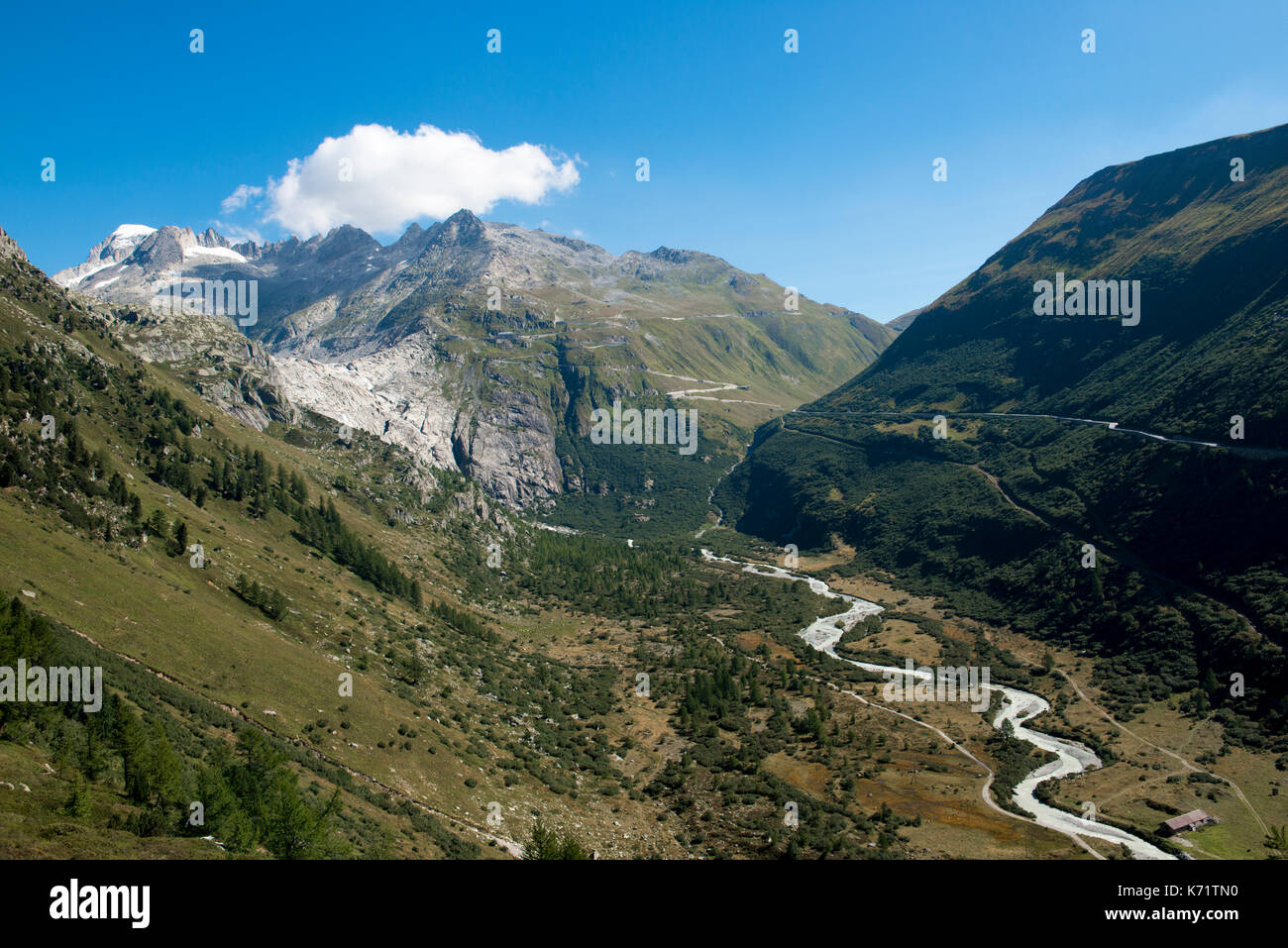 Furka pass road con el glaciar del Ródano, vista desde el grimsel pass, Valais, Suiza Foto de stock