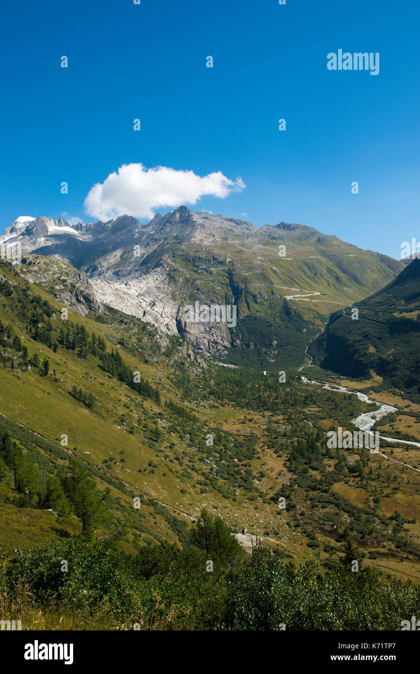 Furka pass road con el glaciar del Ródano, vista desde el grimsel pass, Valais, Suiza Foto de stock
