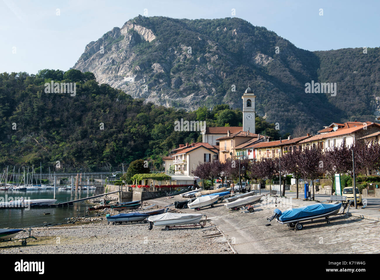 En feriolo delante del lago, Lago Maggiore, Italia Foto de stock