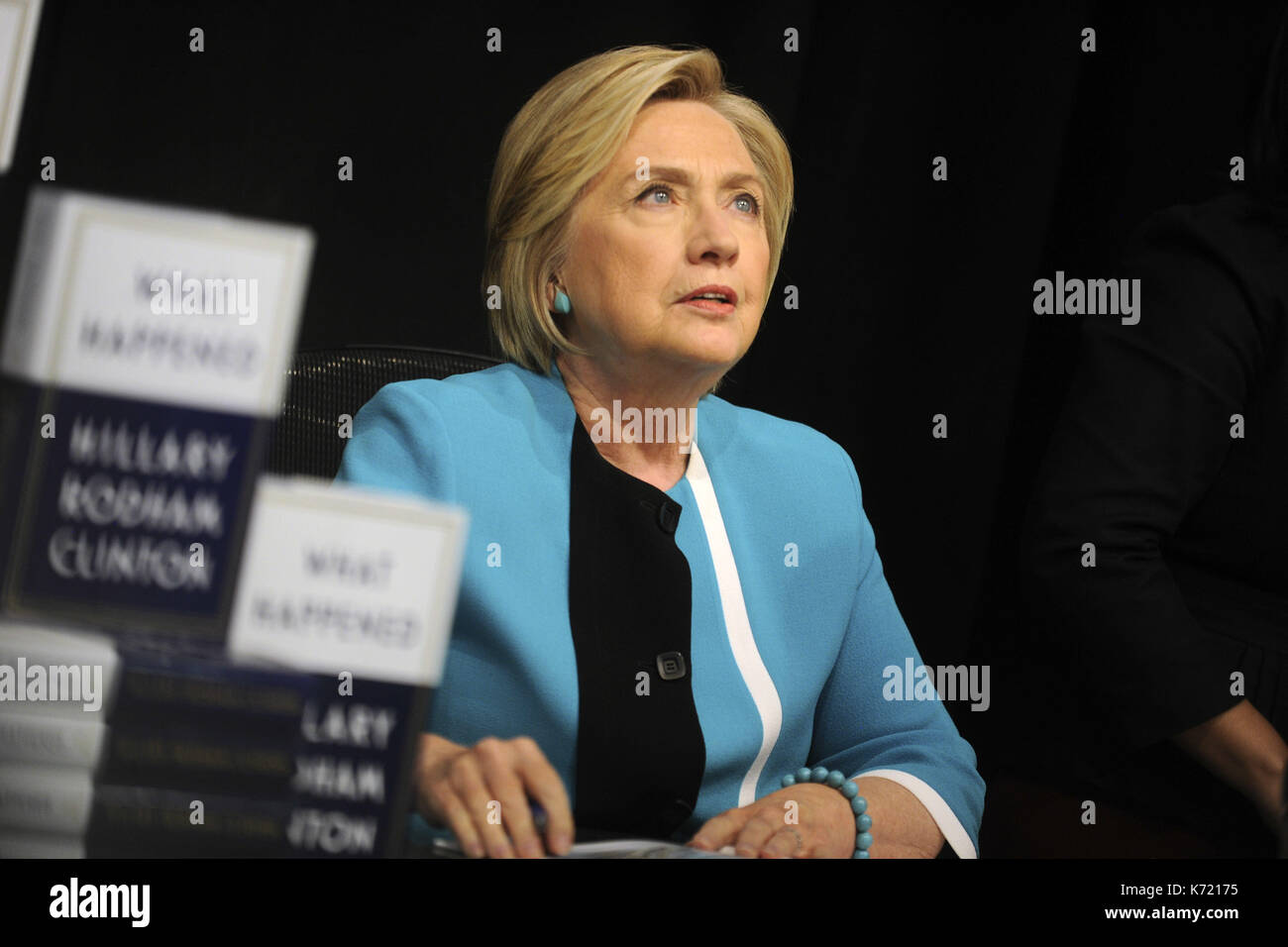 Ciudad de Nueva York. 12 de septiembre de 2017. Hillary Clinton firma copias de su libro, "What Say" en Barnes & Noble Union Square el 12 de septiembre de 2017 en la ciudad de Nueva York. | Verwendung weltweit/Picture Alliance crédito: dpa/Alamy Live News Foto de stock