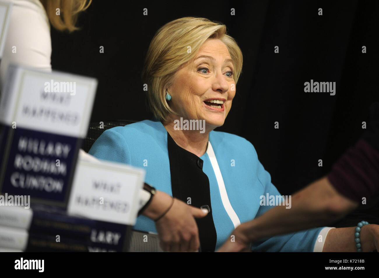 Ciudad de Nueva York. 12 de septiembre de 2017. Hillary Clinton firma copias de su libro, "What Say" en Barnes & Noble Union Square el 12 de septiembre de 2017 en la ciudad de Nueva York. | Verwendung weltweit/Picture Alliance crédito: dpa/Alamy Live News Foto de stock