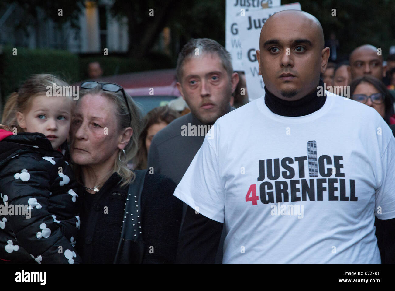 Londres, Reino Unido 14 de septiembre de 2017 personas participan en una marcha silenciosa para Torre Grenfell víctimas de incendios en el oeste de Londres. Foto de stock