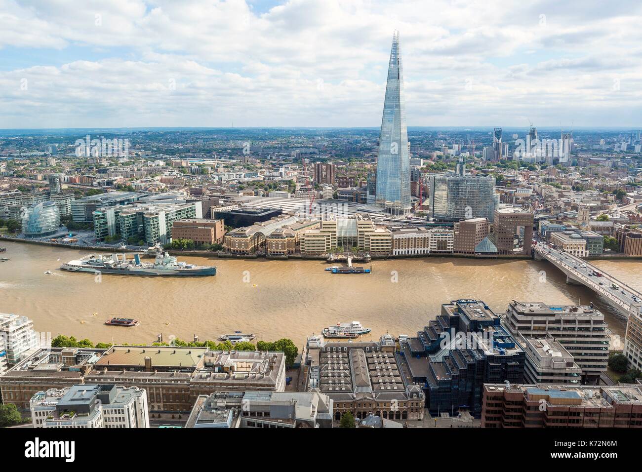 Reino Unido, Londres, Ciudad de Walkie talkie de la torre, en el piso 35, vista desde el Sky Garden de Londres y el Shard Foto de stock