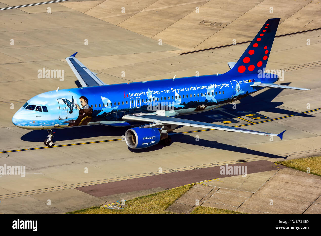 Brussels Airlines Airbus A320 tomada desde Heathrow en Londres, la Torre de Control del Tráfico Aéreo Foto de stock