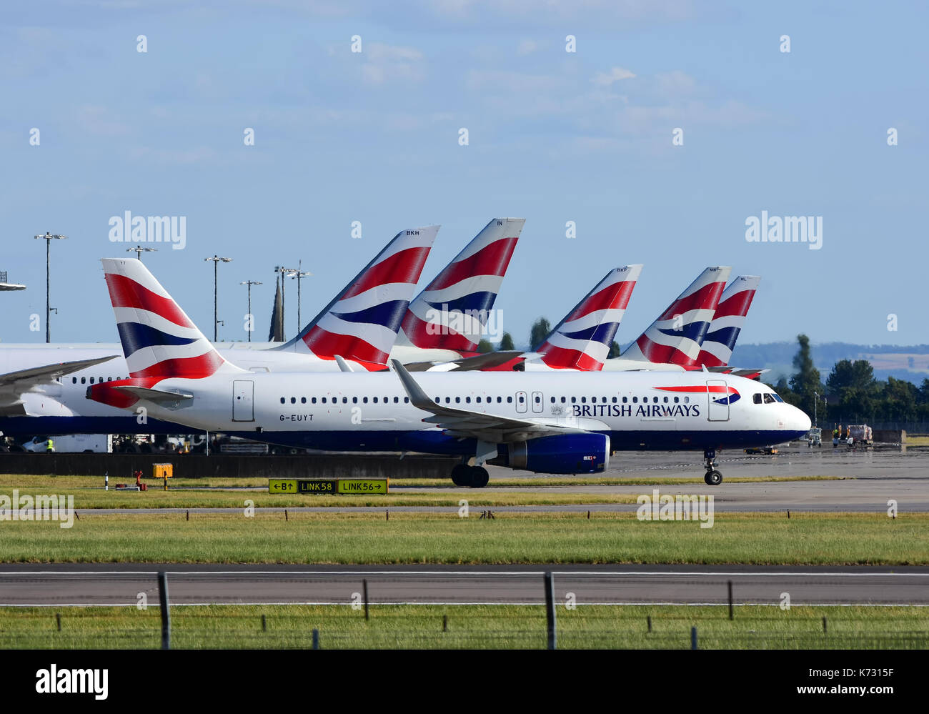 Brussels Airlines Airbus A320 tomada desde Heathrow en Londres, la Torre de Control del Tráfico Aéreo Foto de stock