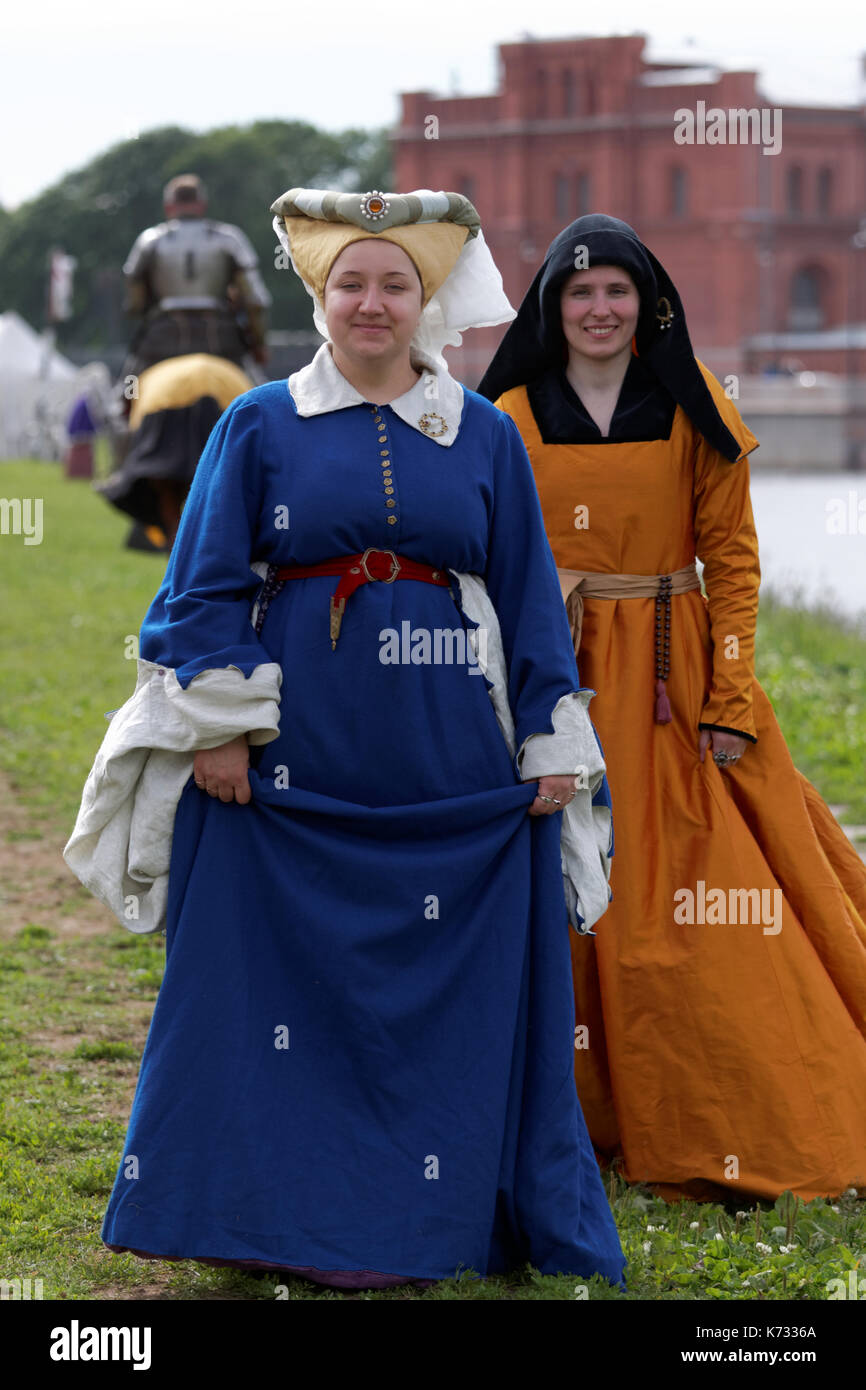 San Petersburgo, Rusia - Julio 8, 2017: Las mujeres en ropa medieval durante el proyecto de historia militar batalla en Neva en fortaleza de San Pedro y san Pablo. Th Foto de stock