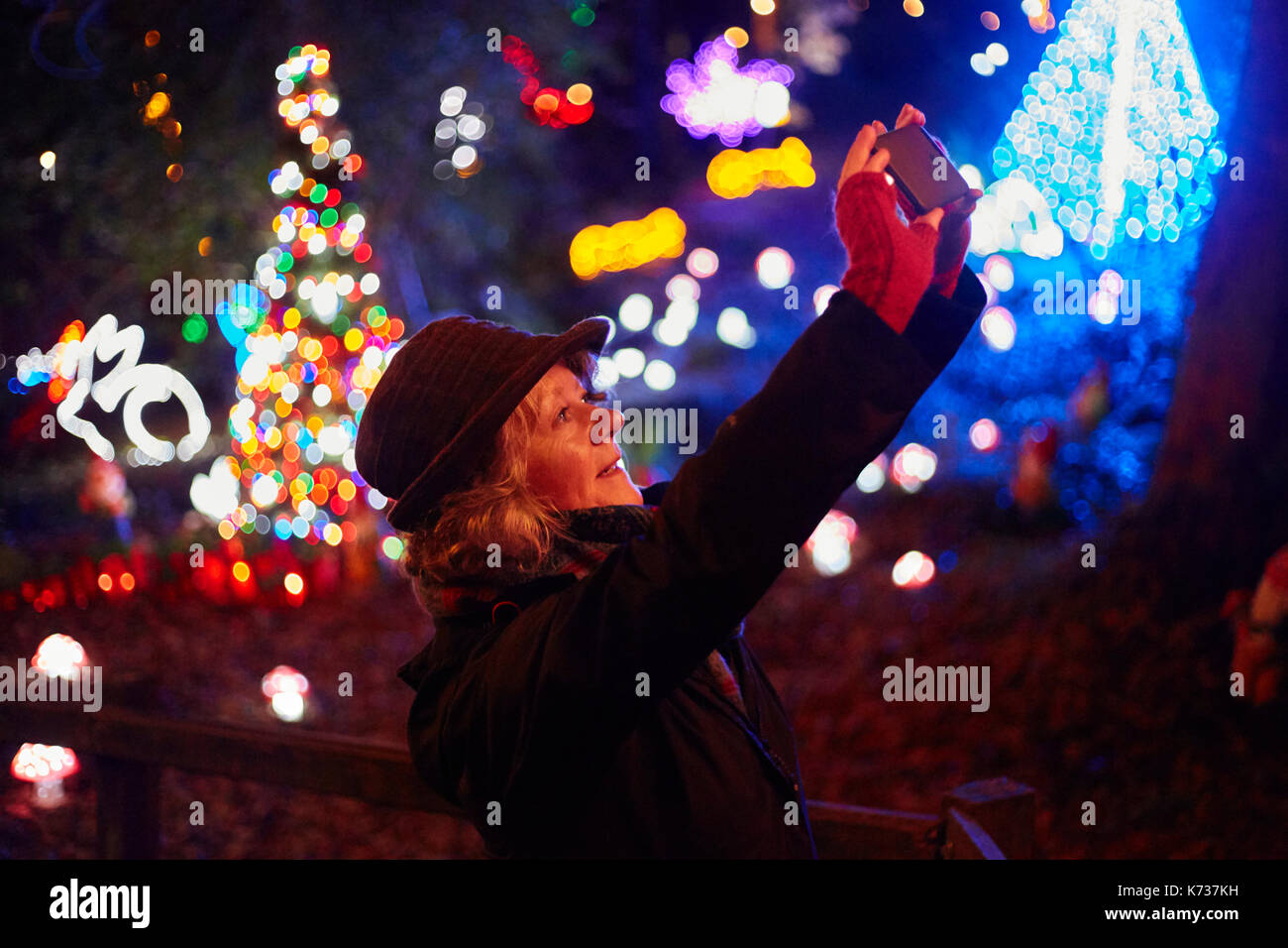 Poeta janet lees tomando una foto con el iphone de luces en la noche de Navidad Foto de stock