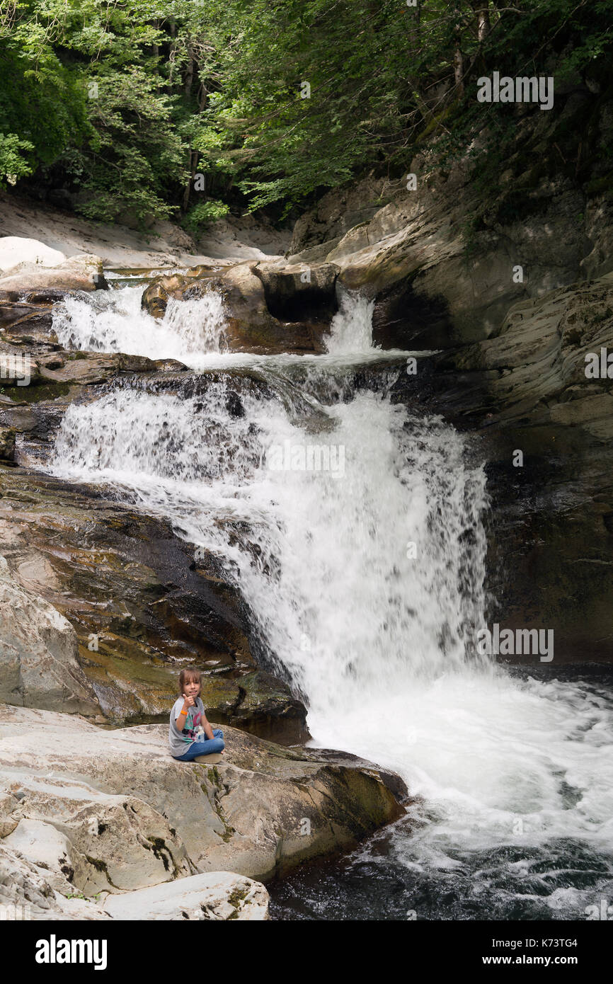 Chica sentada sobre una roca junto a la cascada de la cuchara en la Selva  de Irati, en Navarra, España Fotografía de stock - Alamy