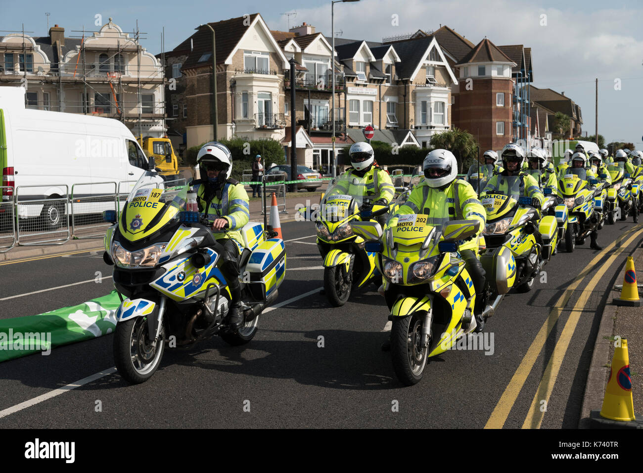 La policía motociclistas se reúnen para el inicio de la fase 5 en el 2017, Tour de Bretaña carrera ciclista. Foto de stock