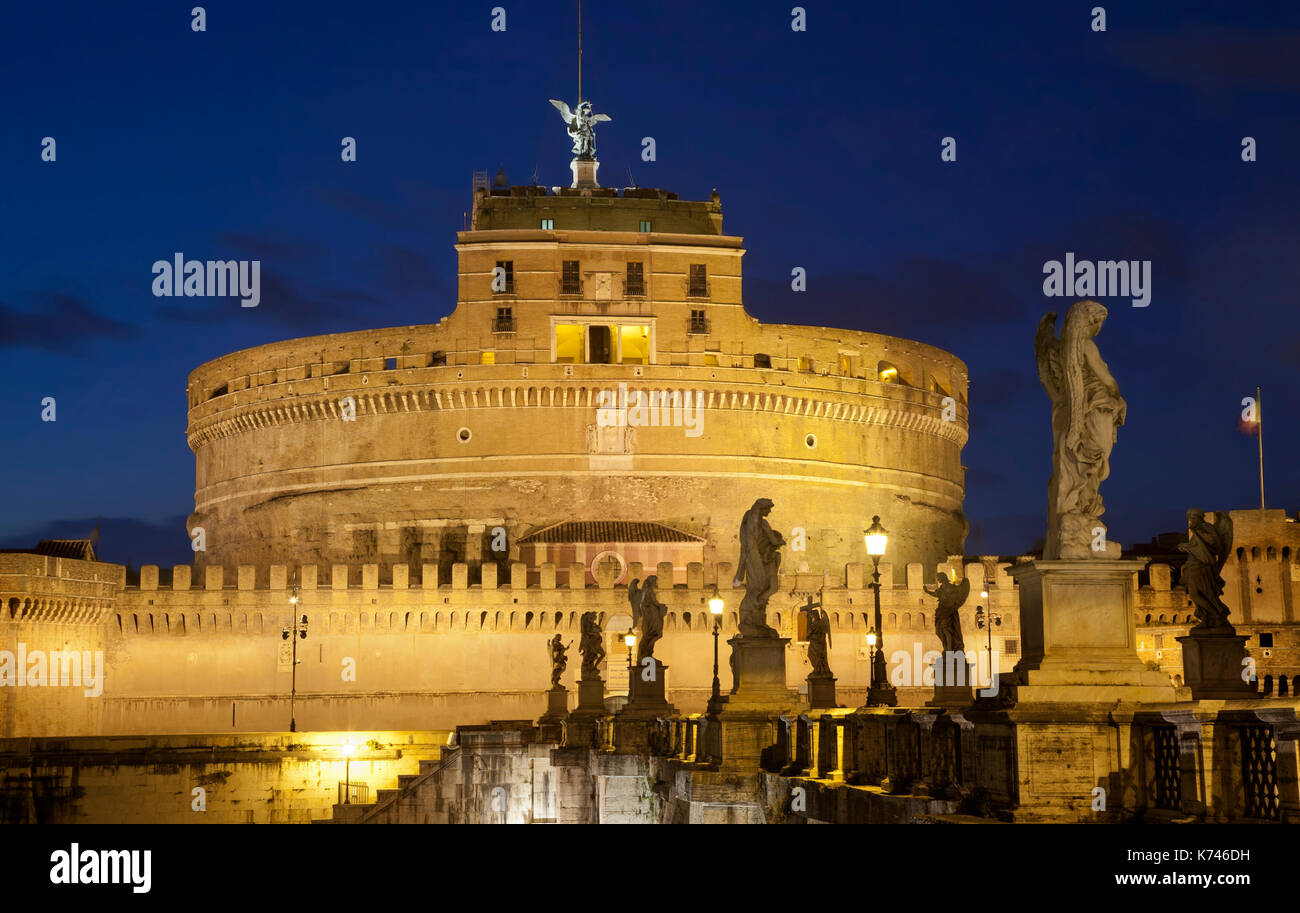 Castel Sant' Angelo por la noche. Roma, Italia, ciudades capitales, castillo Foto de stock
