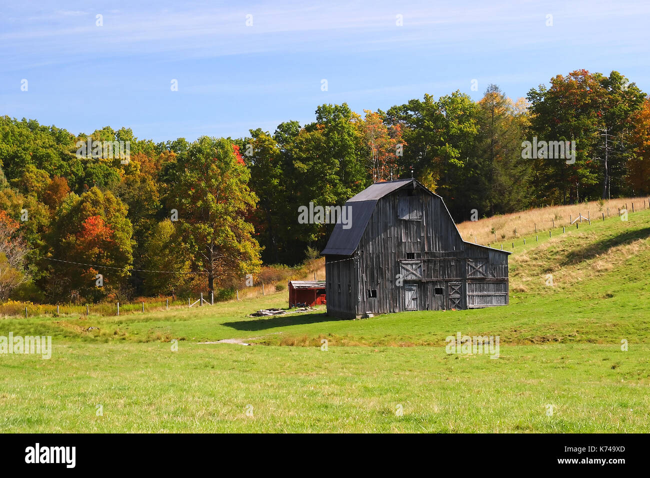 Granero Viejo paisaje escénico en otoño Foto de stock