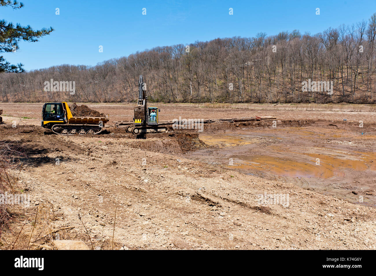 Equipos de construcción quitando sedimento en el lecho del lago seco de speedwell forjar lago, lititz pennsylvania Foto de stock