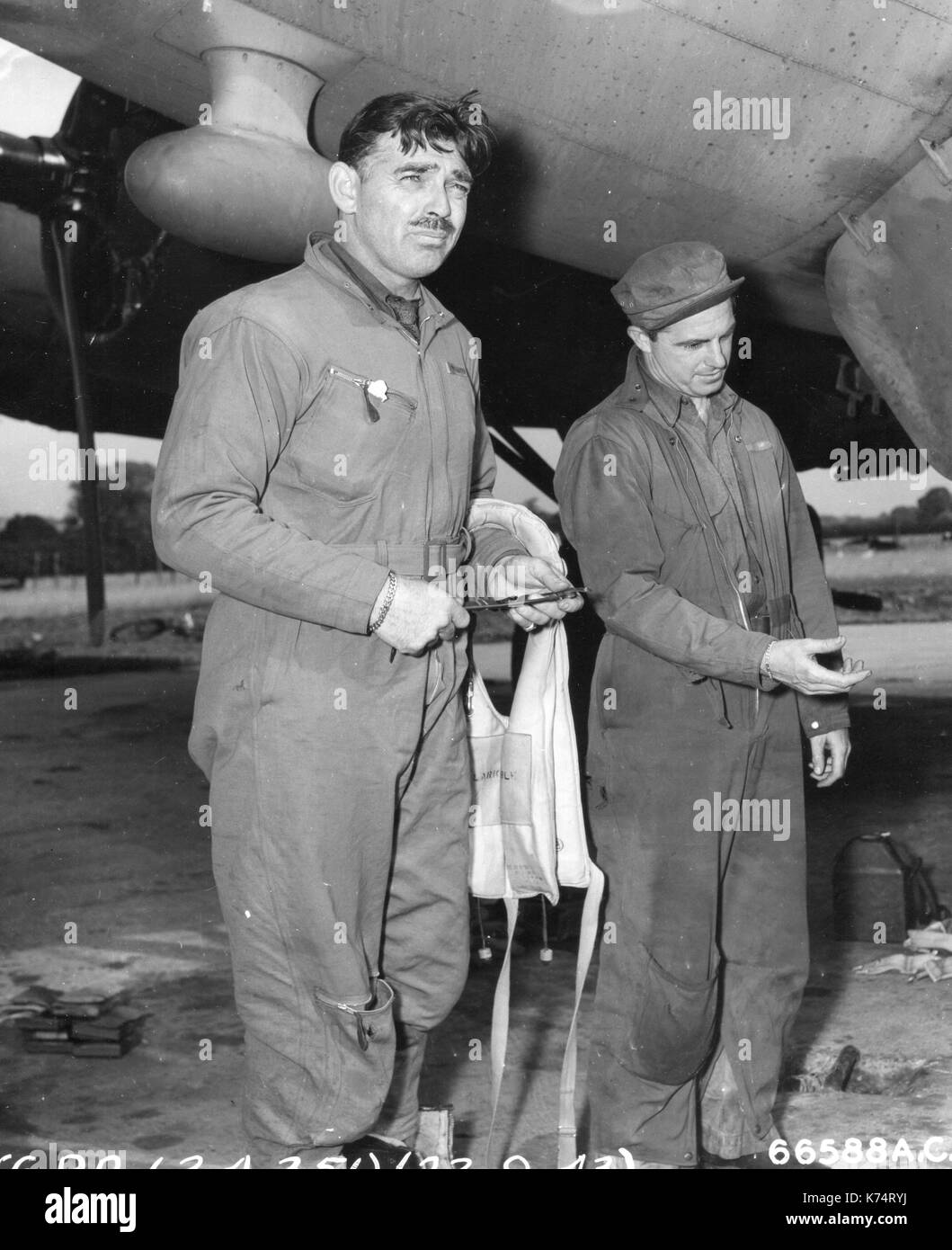 El capitán Clark Gable (izquierda) del 351a Bomb Group, se muestra después de regresar de una misión de bombardeo sobre territorio Nazi, Inglaterra, 09/23/1943 Foto de stock