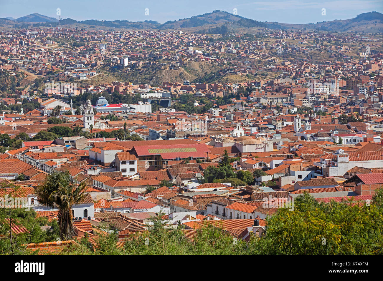 Vista aérea sobre la ciudad blanca de Sucre, la capital constitucional de Bolivia, en la provincia de Oropeza Foto de stock