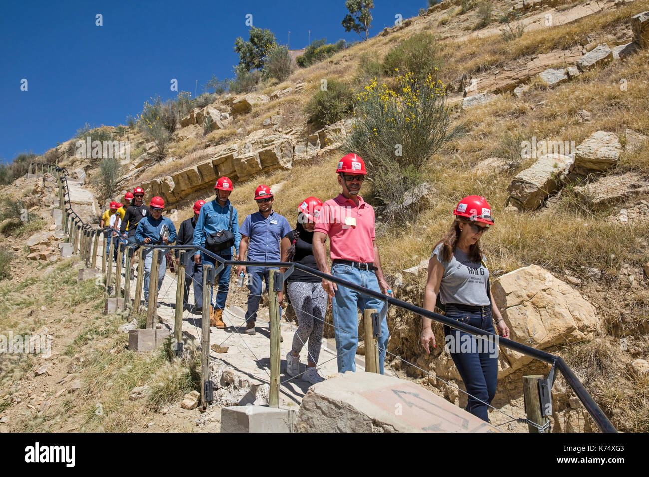 Turistas que visitan el acantilado Cal Orck’o en el Parque Cretácico / Parque Cretácico famoso por sus huellas de dinosaurios, Sucre, Bolivia Foto de stock