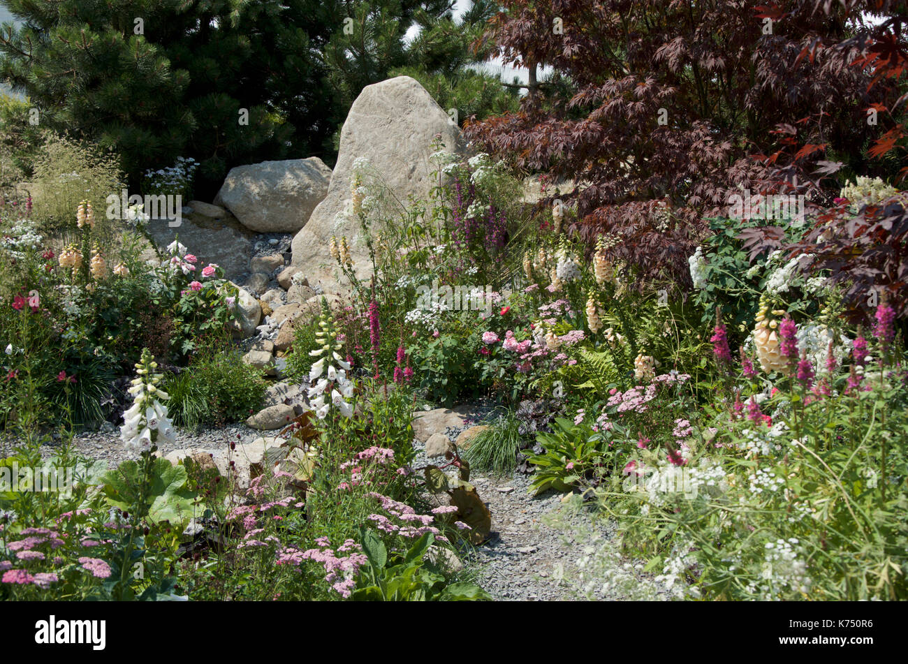 El jardín de Oregon, un afloramiento rocoso en RHS Garden, Hampton Court Palace Flower Show, Londres Foto de stock
