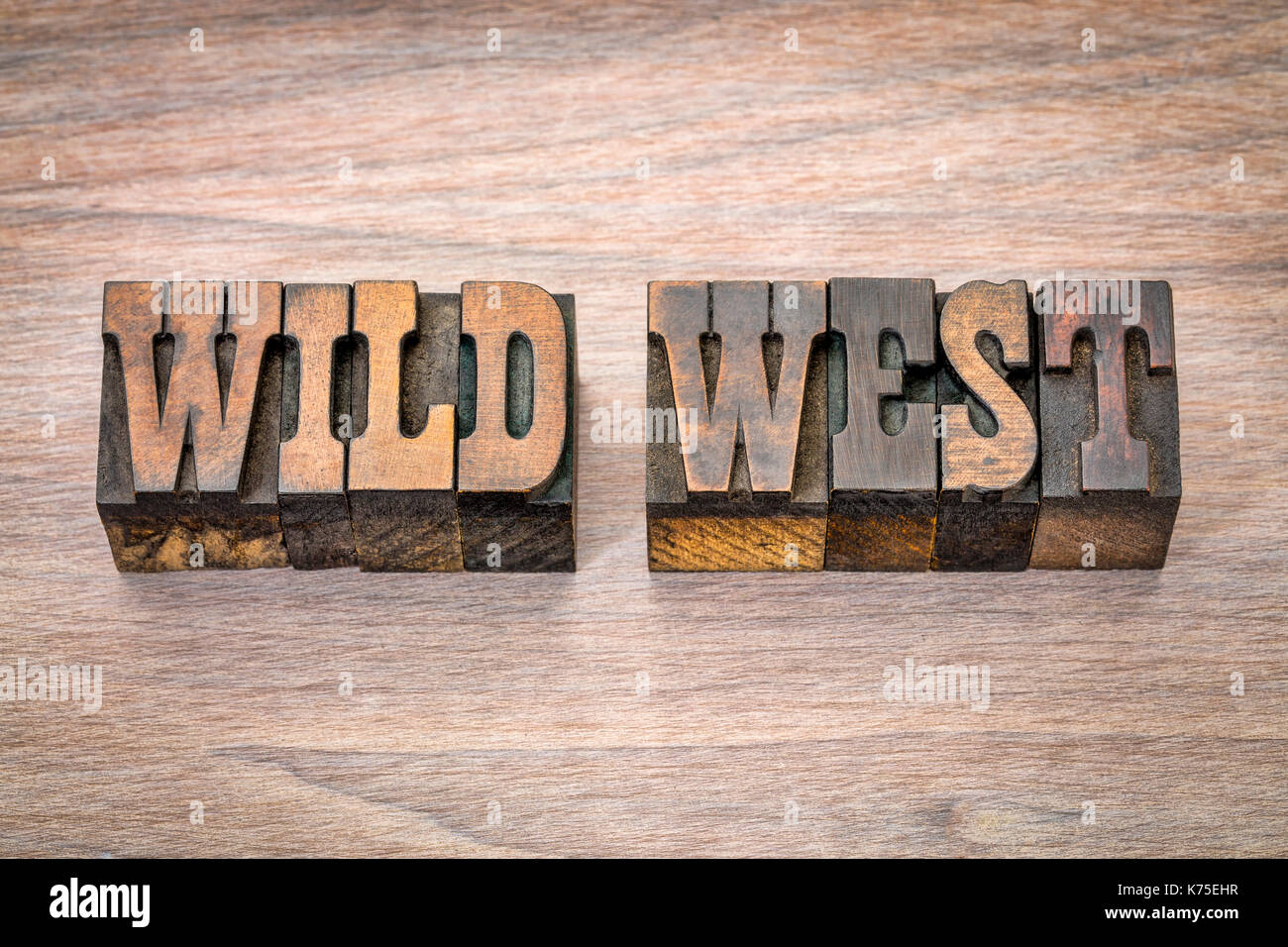 Wild West banner - Texto en tipografía vintage tipo de madera - francés clarendon font popular en películas occidentales y memorabilia Foto de stock