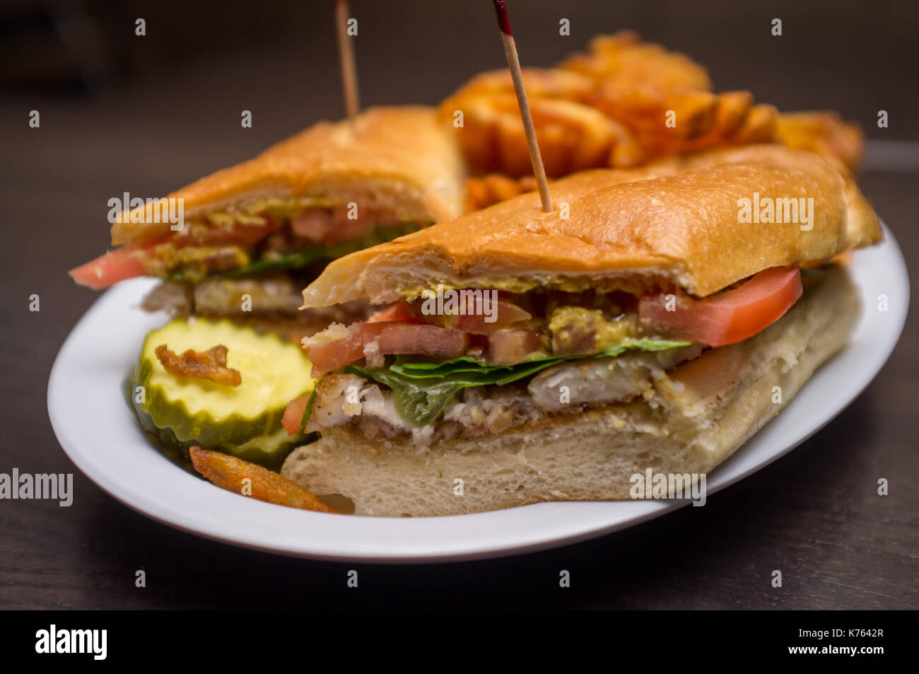 Bacalao Louisiana Po Boy En Un Torpedo Rollo Con Encurtidos Y Patatas Fritas Fotografia De Stock Alamy Bacalao Louisiana Po Boy En Un Torpedo Rollo Con Encurtidos Y Patatas Fritas Fotografia De Stock Alamy