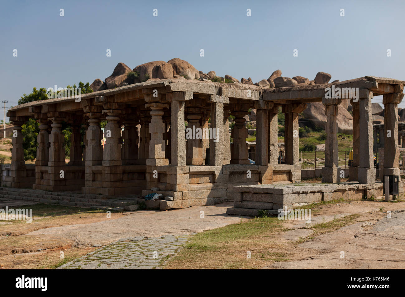 Hampi es una antigua aldea en el estado indio meridional de Karnataka. es salpicada con numerosos complejos de templos en ruinas del imperio vijayanagara. Foto de stock