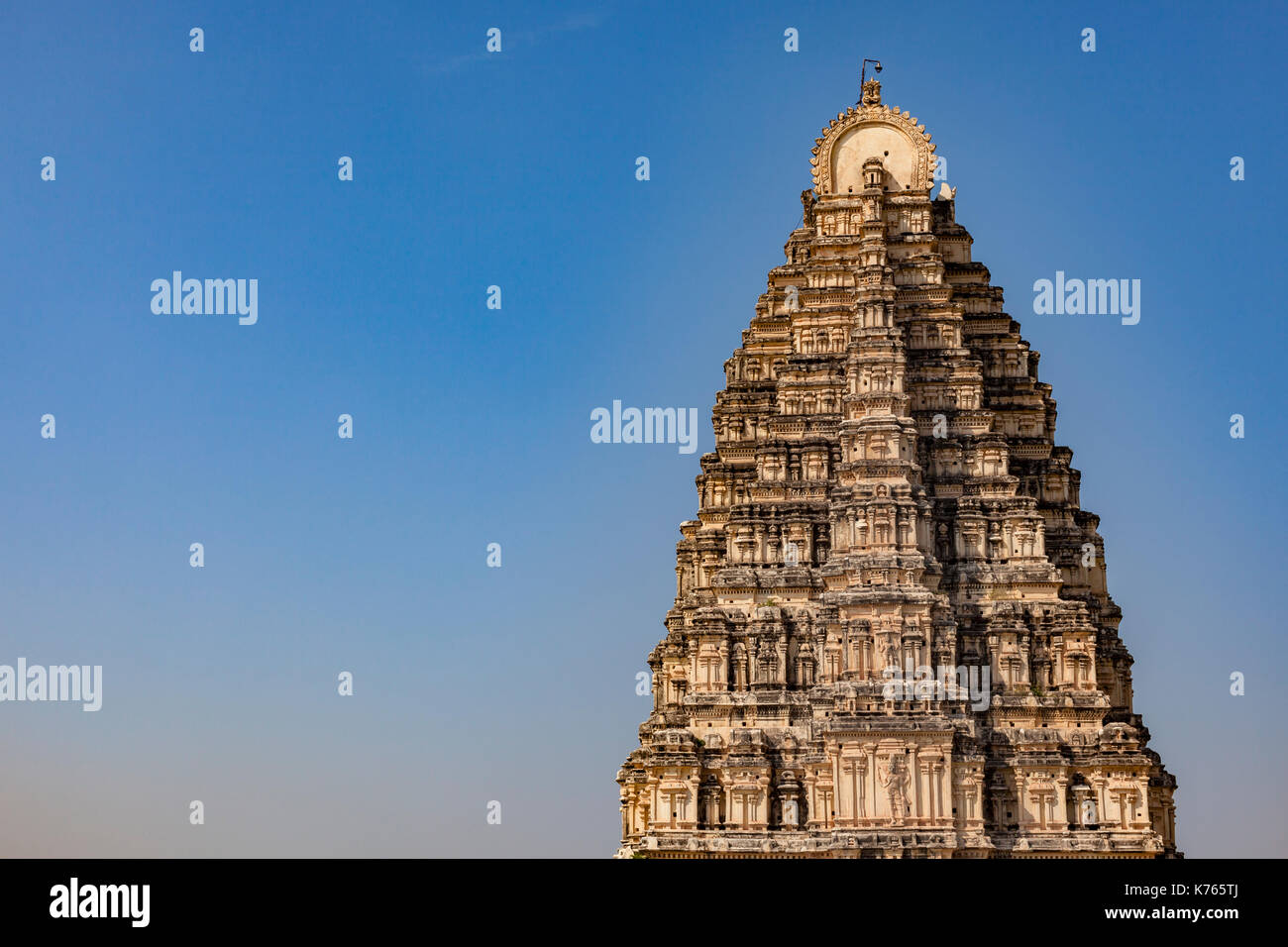 Hampi es una antigua aldea en el estado indio meridional de Karnataka. es salpicada con numerosos complejos de templos en ruinas del imperio vijayanagara. Foto de stock