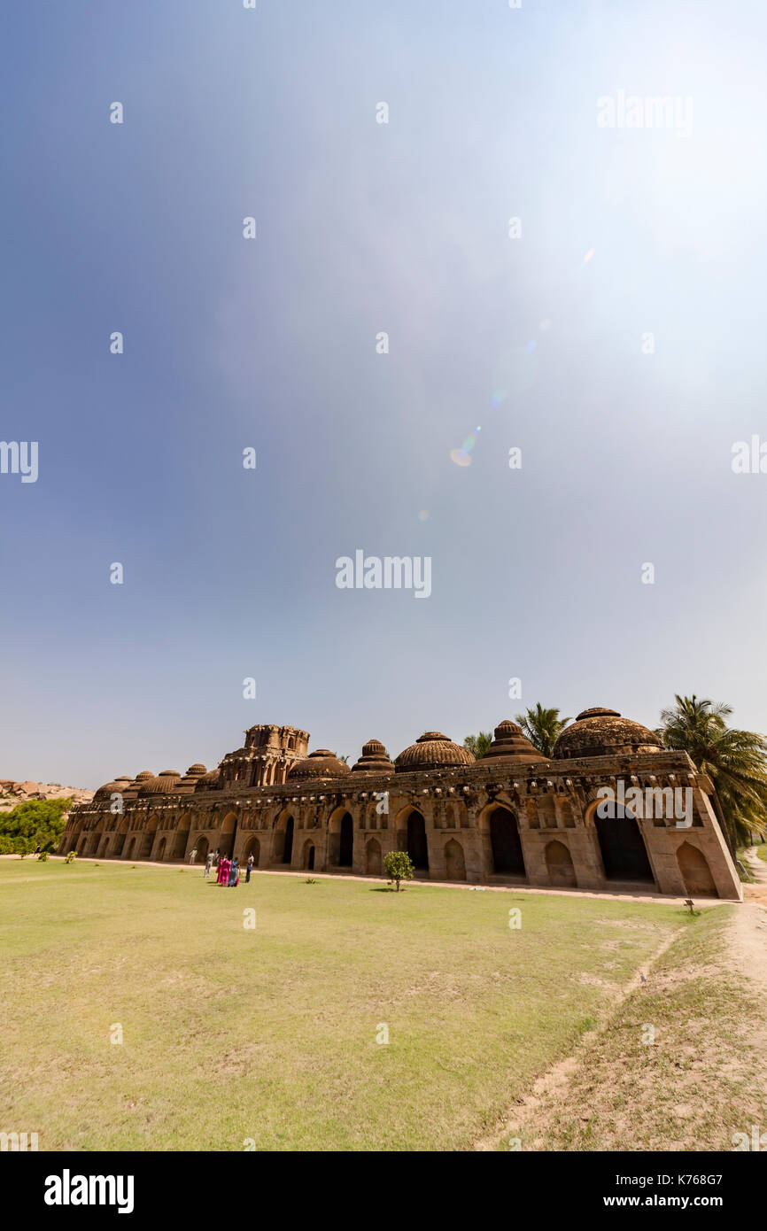 Hampi es una antigua aldea en el estado indio meridional de Karnataka. es salpicada con numerosos complejos de templos en ruinas del imperio vijayanagara. Foto de stock