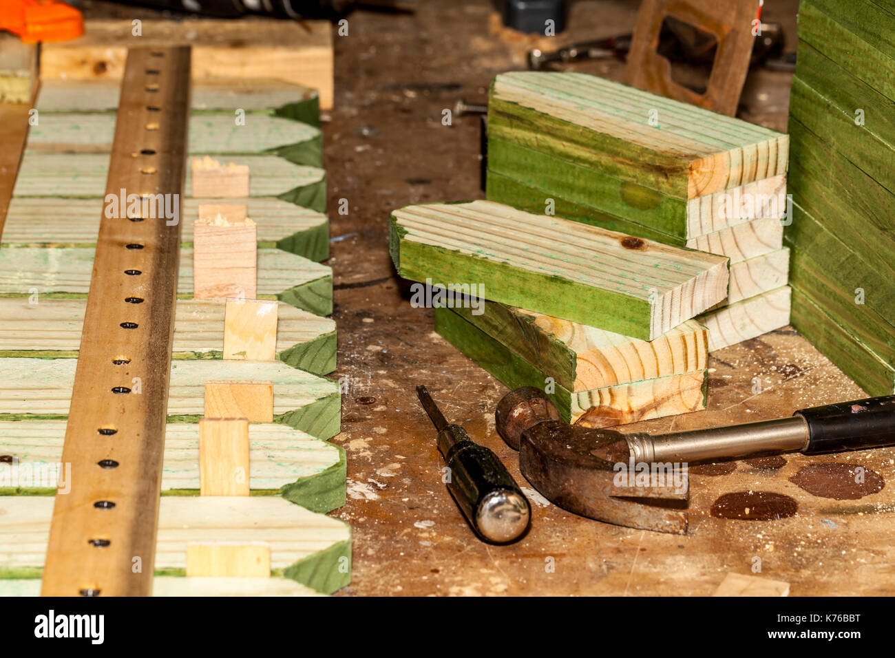 Tablones de madera - Producción de postes de madera, herramientas, cabañas,  madera impregnada y estabilizada para el jardín, contenedores y embalajes  de madera, muebles individuales de madera.